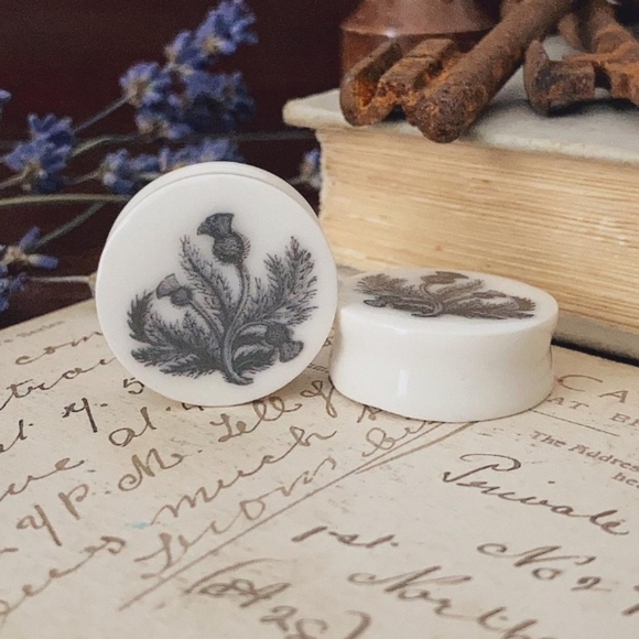 Pair of floral Ceramic 0 gauge plugs - Picture 2 of 2
